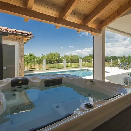 فيلة Vespera Rosini