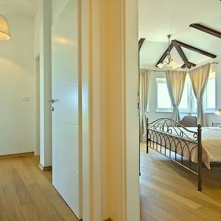 Vespera فيلة Rosini